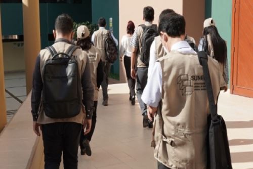 Según información difundida en diversos medios de comunicación y con el testimonio brindado por la madre del estudiante, el joven habría atravesado una situación de presunto hostigamiento académico que afectó gravemente su bienestar emocional.