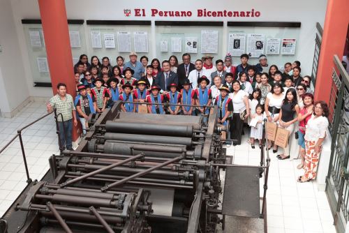 Escolares visitan El Peruano y declamaron poesías en homenaje a 200 años de diario oficial. Foto: ANDINA/Verónica Calderón.