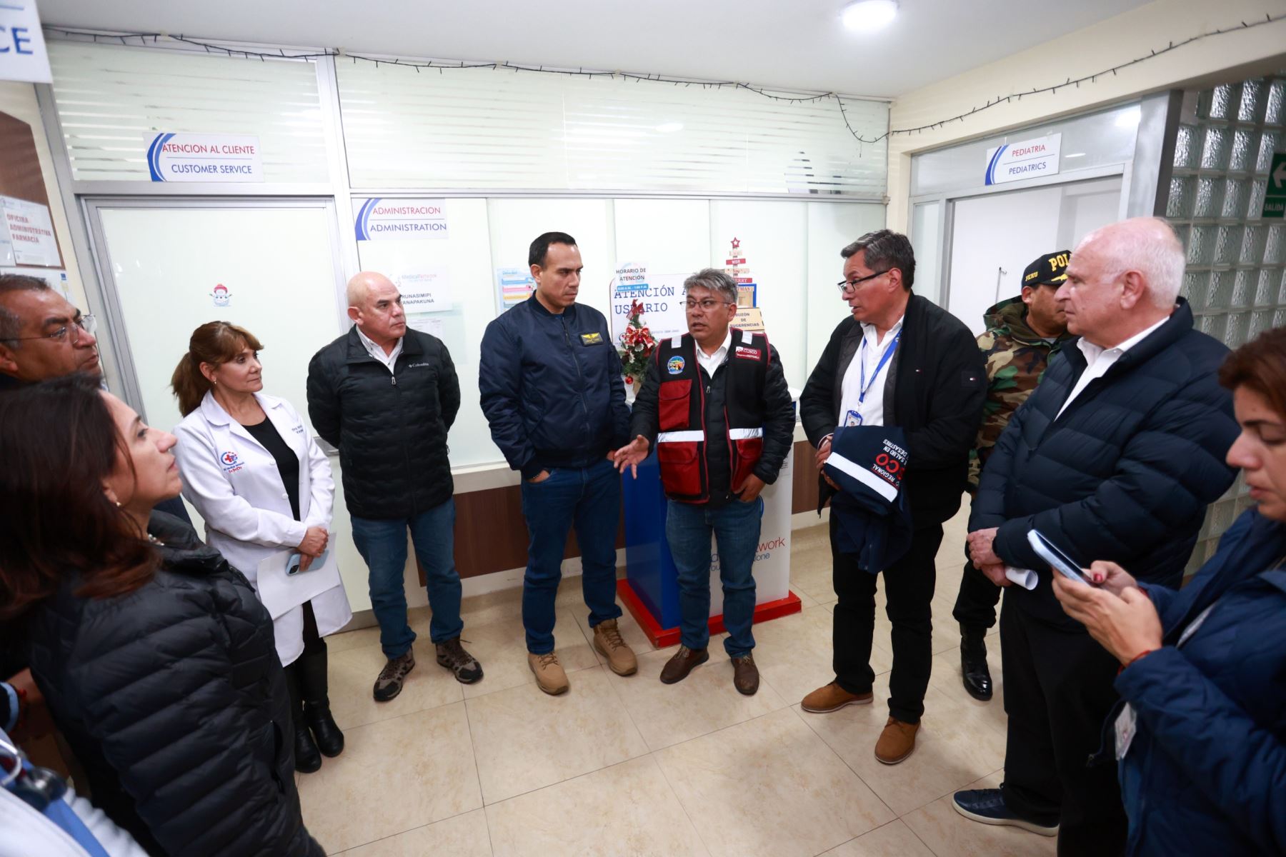 Durante su recorrido, recibió información directa del personal médico sobre las atenciones que se vienen brindando a los pacientes. Foto: ANDINA/Prensa Presidencia