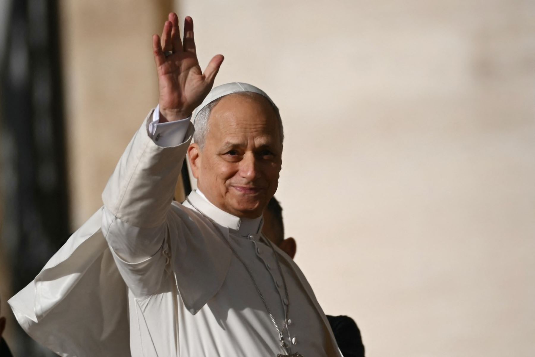 El Papa León XIV saluda a los peregrinos cuando llega para dirigir su audiencia general semanal en la Plaza de San Pedro, en el Vaticano. Foto: AFP