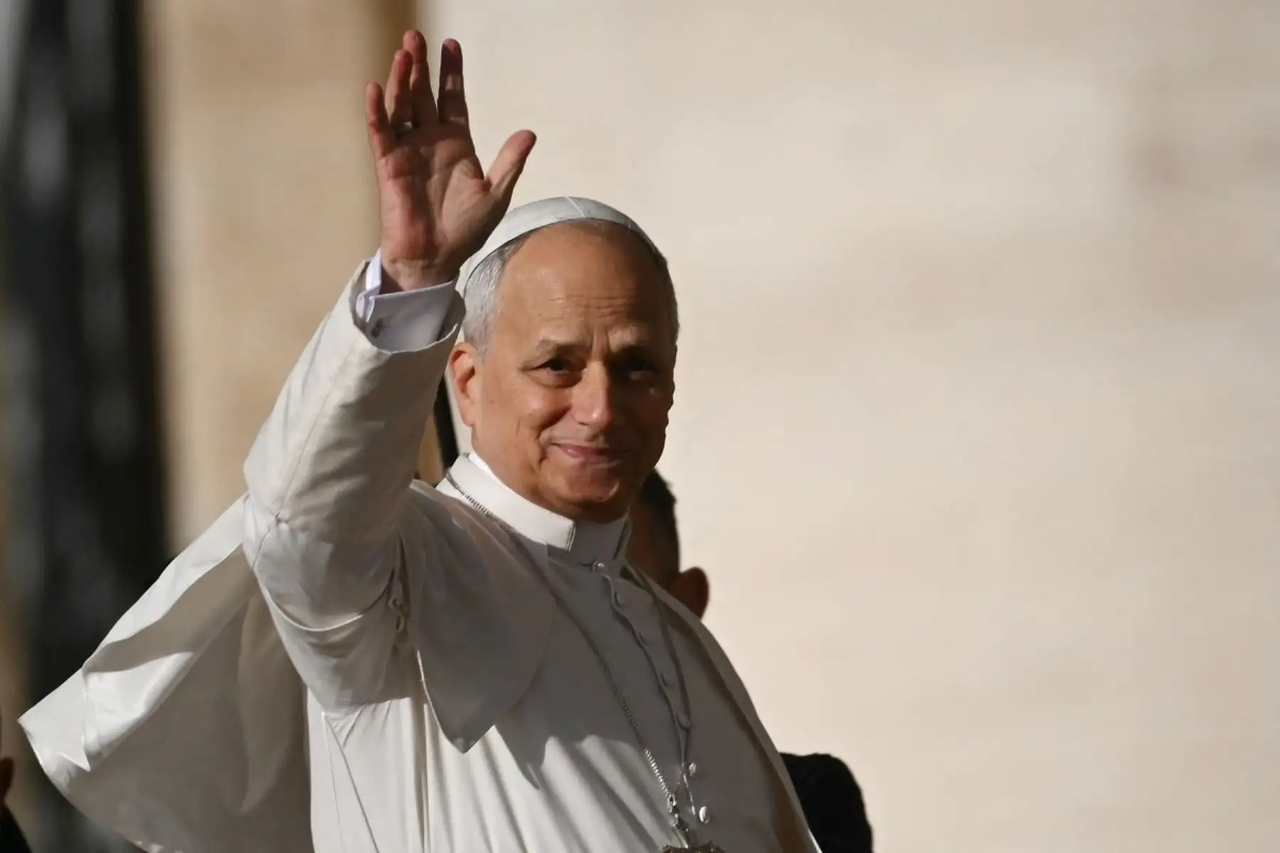El Papa León XIV saluda a los peregrinos cuando llega para dirigir su audiencia general semanal en la Plaza de San Pedro, en el Vaticano. Foto: AFP