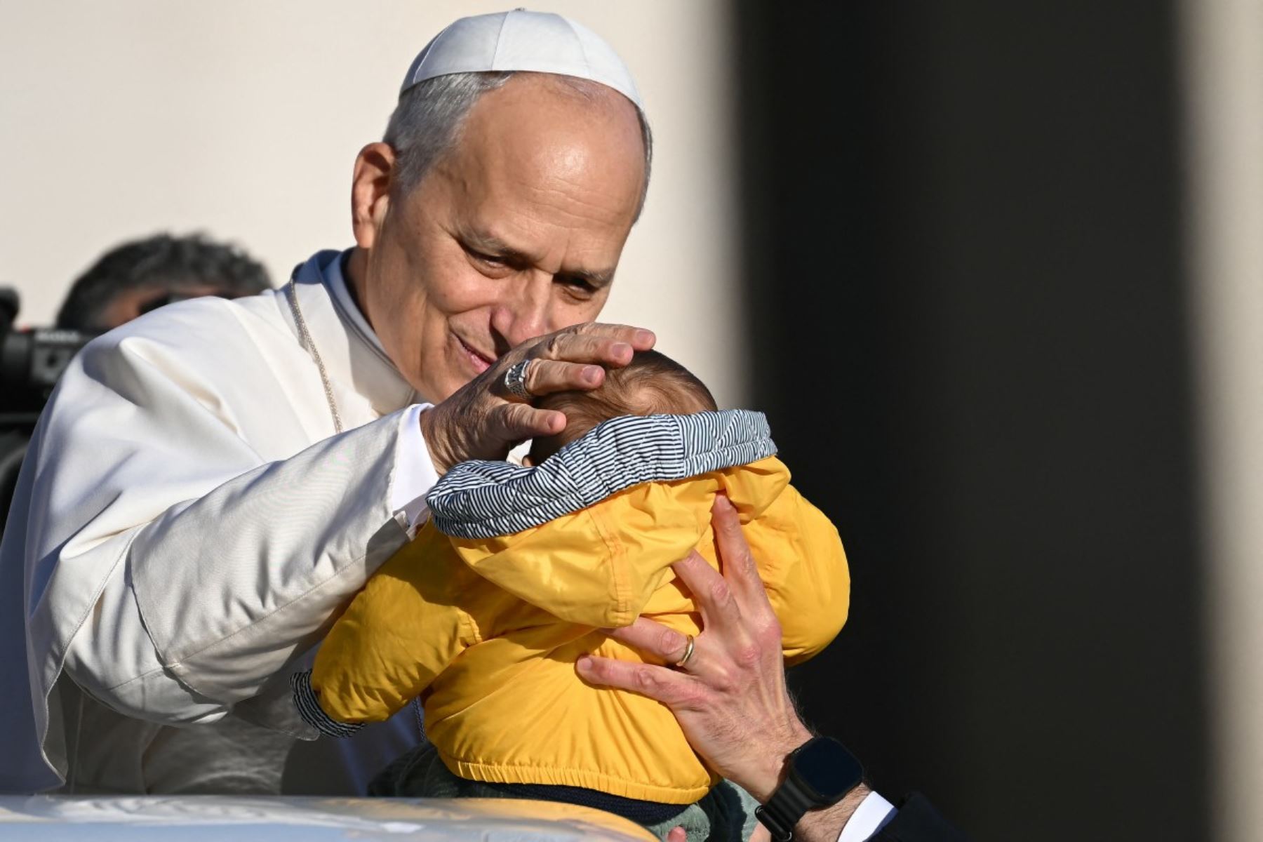 El Papa León XIV bendice a un niño durante su audiencia general semanal en la Plaza de San Pedro, en el Vaticano. AFP