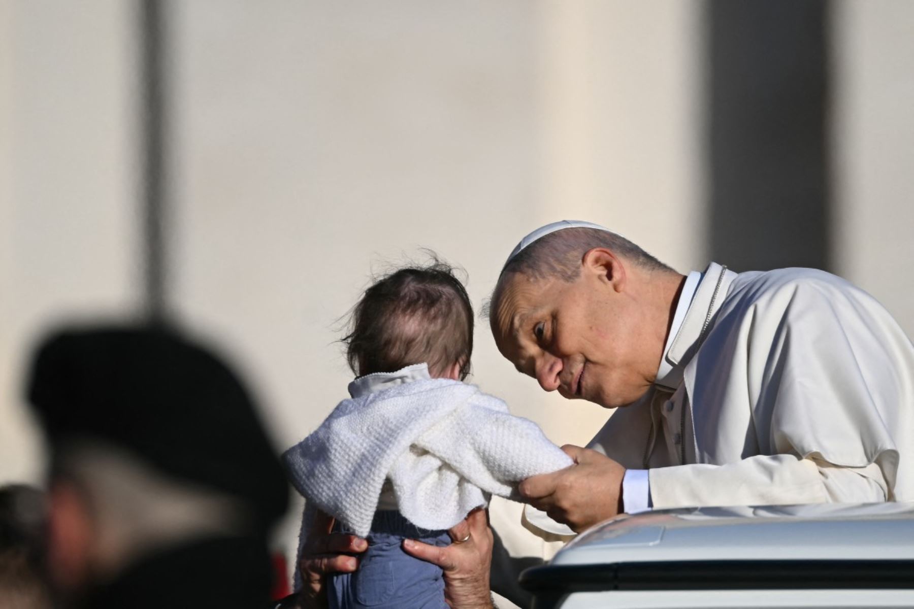 El Papa León XIV bendice a un niño durante su audiencia general semanal en la Plaza de San Pedro, en el Vaticano. AFP