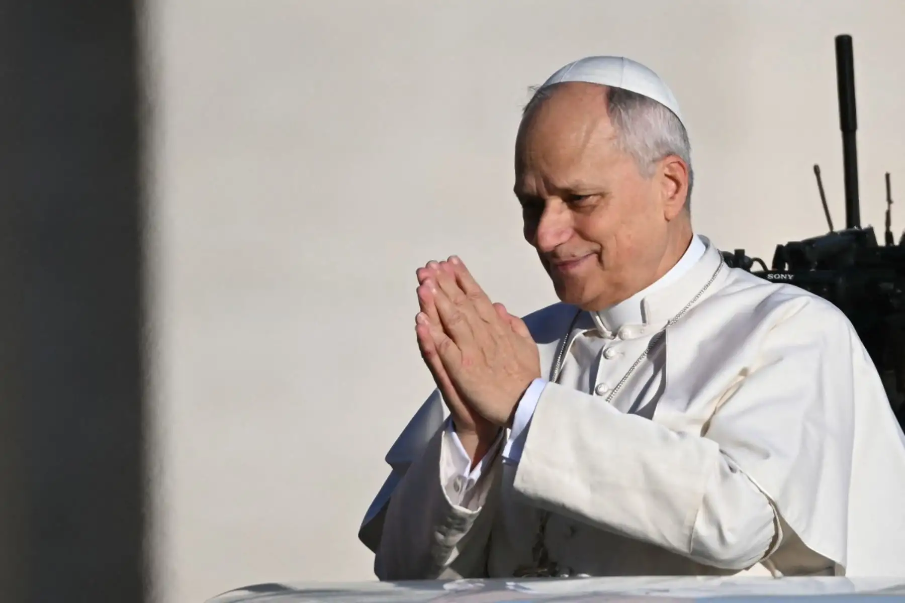 El Papa León XIV hace un gesto a los peregrinos reunidos en la Plaza de San Pedro, durante su audiencia general semanal en el Vaticano. AFP