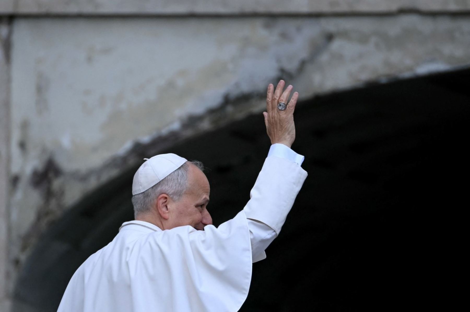 El Papa León XIV saluda a los peregrinos al salir de la audiencia general semanal en la Plaza de San Pedro, en el Vaticano. AFP