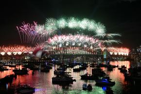 Los fuegos artificiales iluminan el cielo sobre el Puente del Puerto de Sídney (Australia) durante las celebraciones del  Año Nuevo. Foto: AFP