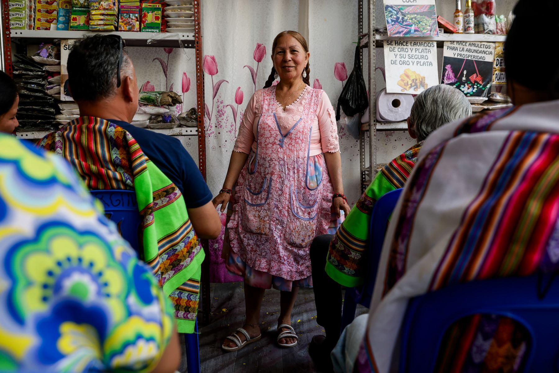 Santa Martina, curandera boliviana llegada desde La Paz, atiende a los visitantes que buscan encaminar el nuevo año mediante rituales ancestrales. Con décadas de experiencia, escucha pedidos vinculados al trabajo, la salud y el bienestar, prácticas que, según explica, forman parte de una tradición heredada y profundamente arraigada en su fe y cultura. Foto: ANDINA/Luis Iparraguirre