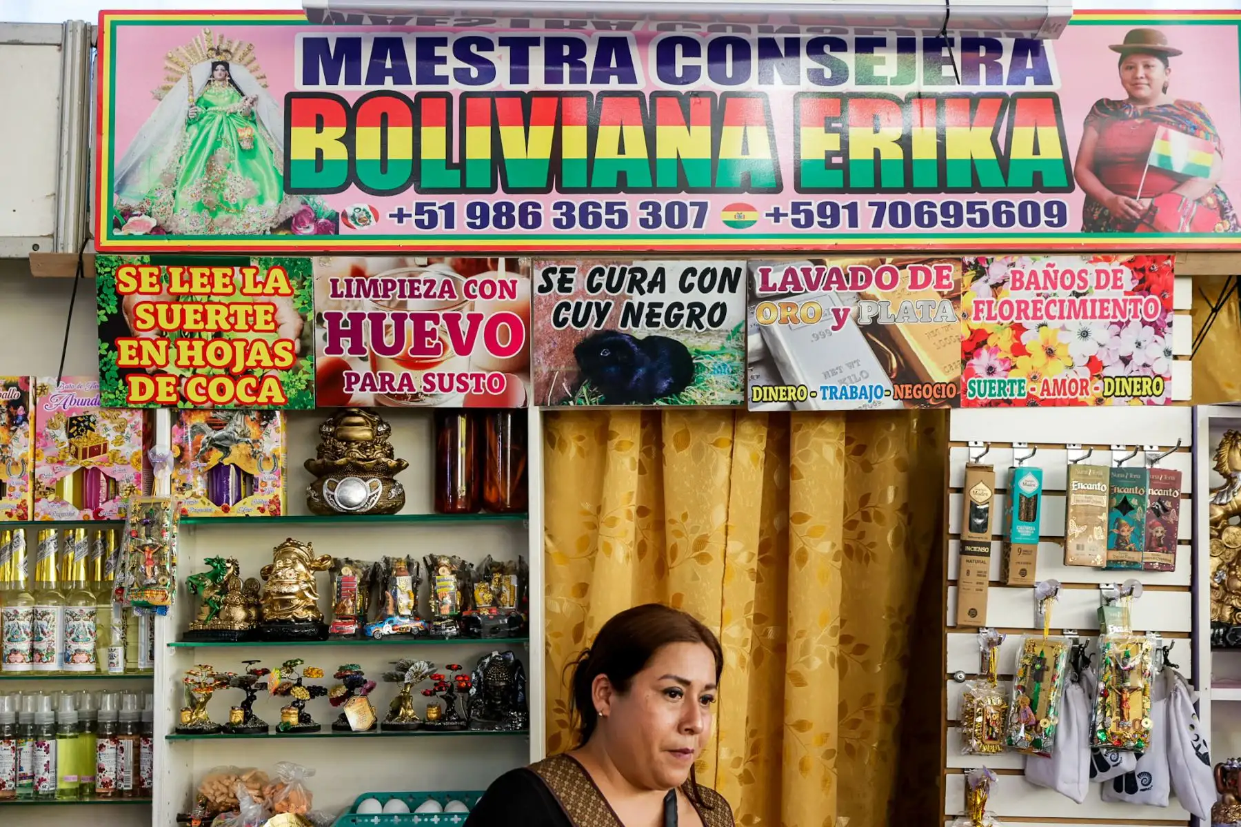 Avisos y objetos rituales anuncian los servicios de curanderas que participan en la Feria de los Deseos, muchas de ellas procedentes de Bolivia y otras de la región de Puno. Lecturas de coca, limpias y baños de florecimiento forman parte de una oferta que combina tradición ancestral, fe y cultura andina. Foto: ANDINA/Luis Iparraguirre