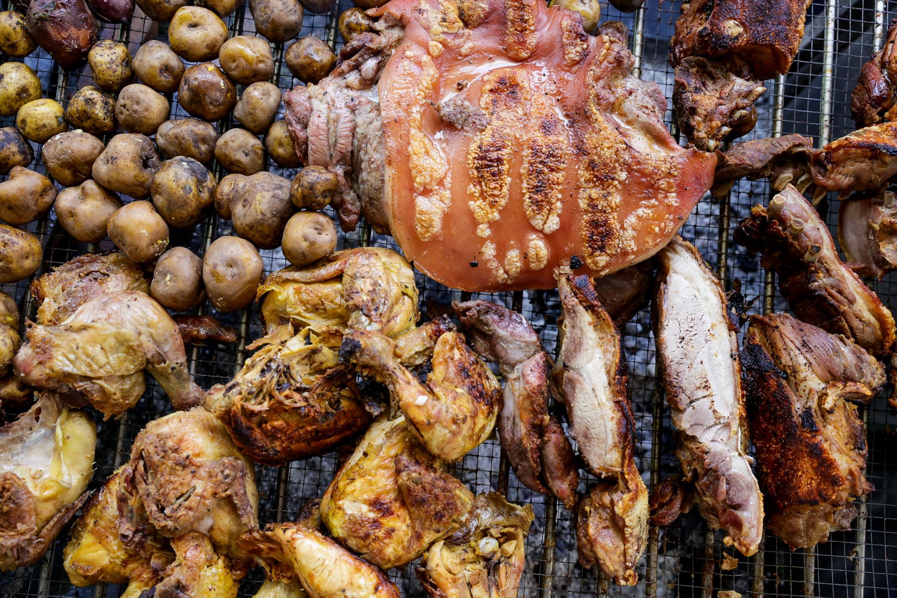 La feria también ofrece espacios gastronómicos donde los visitantes se detienen a compartir carnes a la parrilla y platos tradicionales. Entre ritual y ritual, las familias aprovechan la jornada para comer y descansar, en una celebración que combina creencias, encuentro social y oferta culinaria a lo largo de todo el recinto. Foto: ANDINA/Luis Iparraguirre