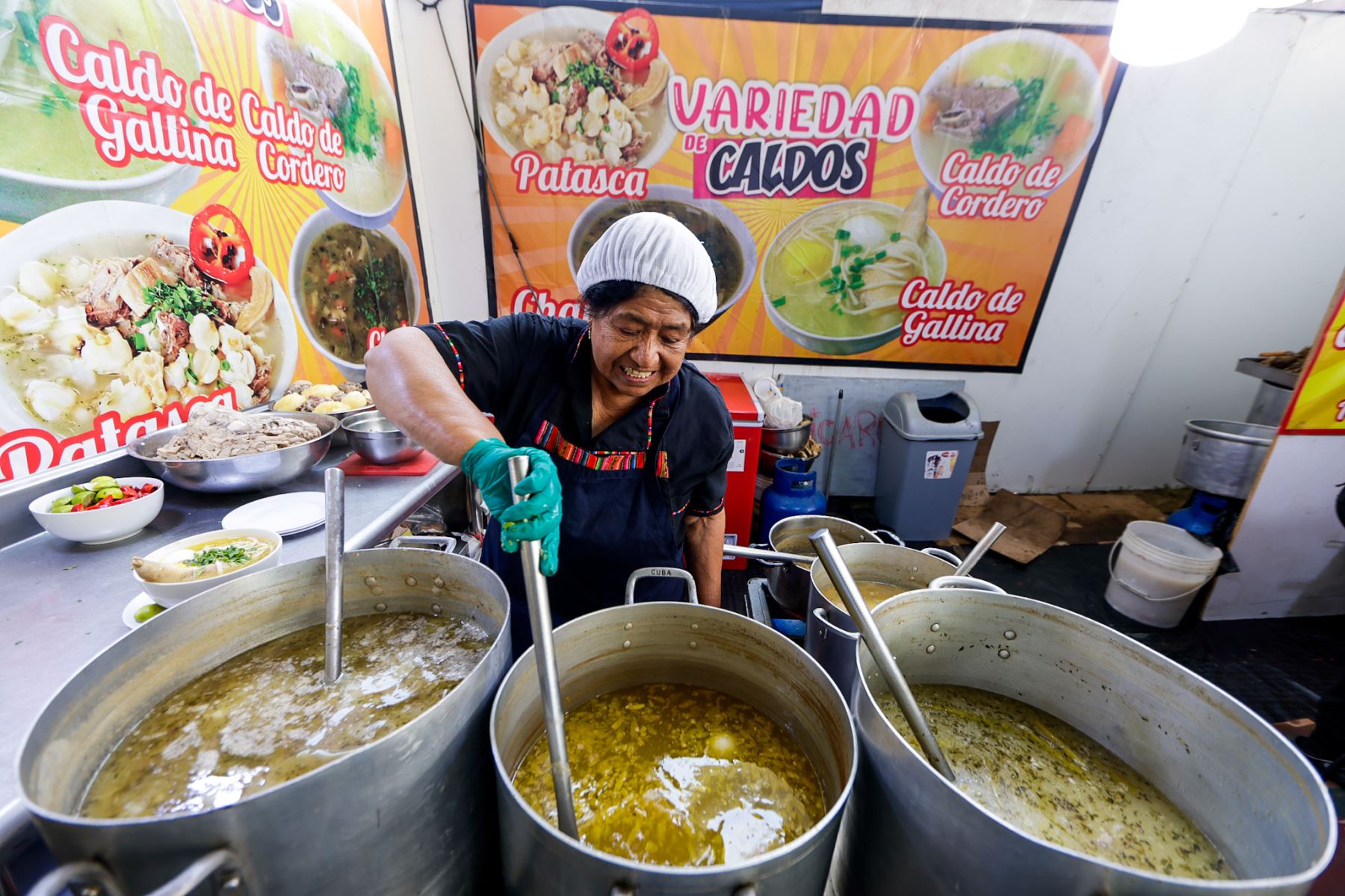 Los puestos de comida también ofrecen caldos tradicionales como patasca, caldo de gallina y de cordero. Aunque el frío ya no es intenso en Lima, estos platos siguen siendo parte habitual de la feria, consumidos por los visitantes a cualquier hora del día como complemento de la jornada ritual y familiar. Foto: ANDINA/Luis Iparraguirre