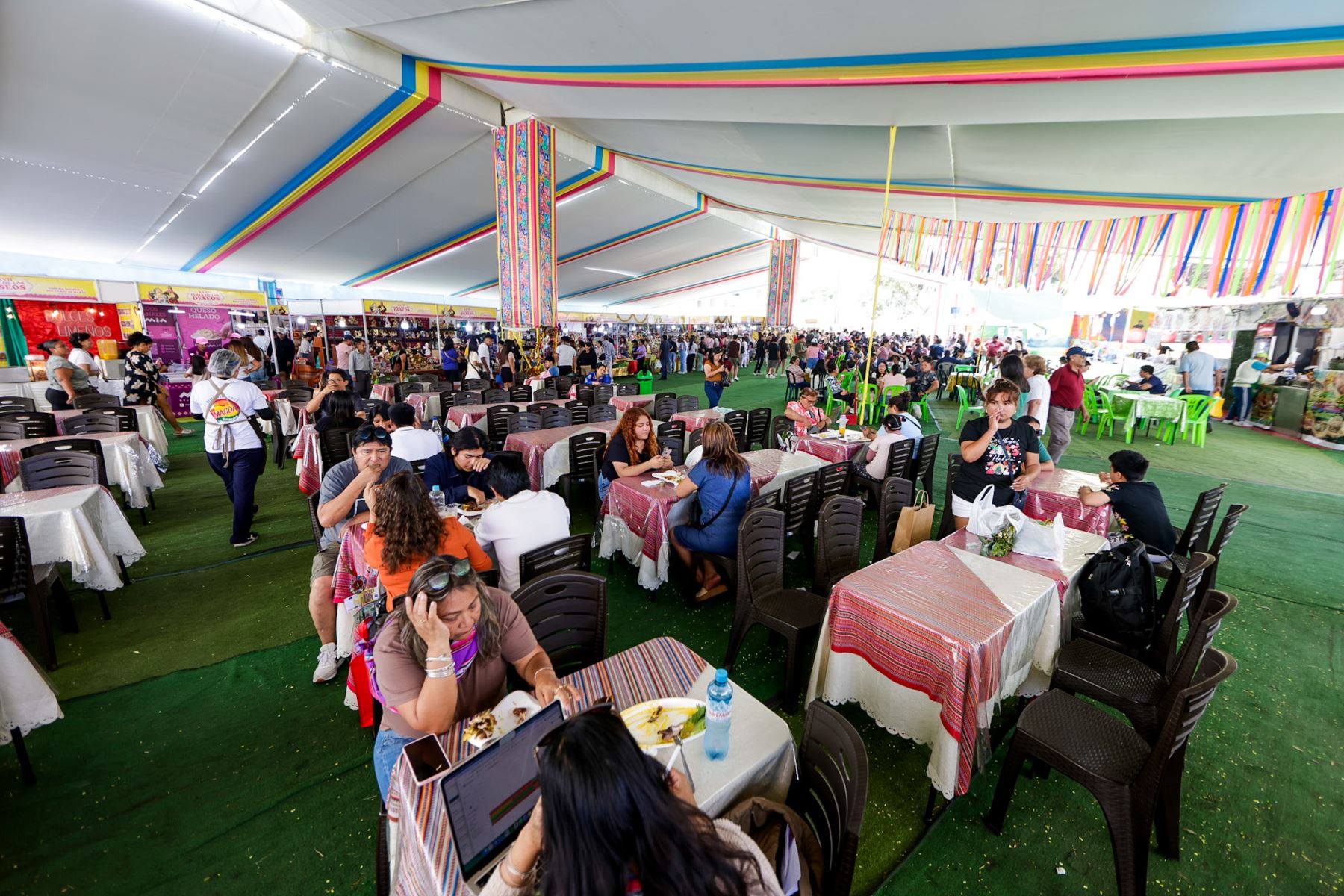 El área de comidas reúne a decenas de familias que hacen una pausa en su recorrido por la feria. Bajo una gran carpa, los visitantes almuerzan, conversan y descansan, integrando la experiencia gastronómica al ambiente festivo y comunitario que caracteriza a la Feria de los Deseos. Foto: ANDINA/Luis Iparraguirre