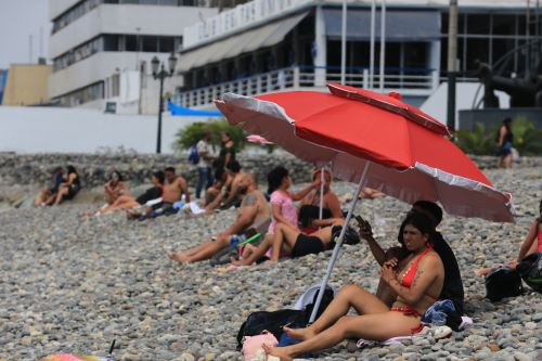 Año Nuevo 2026: decenas de familias acuden a playas de Ventanilla y La Punta
