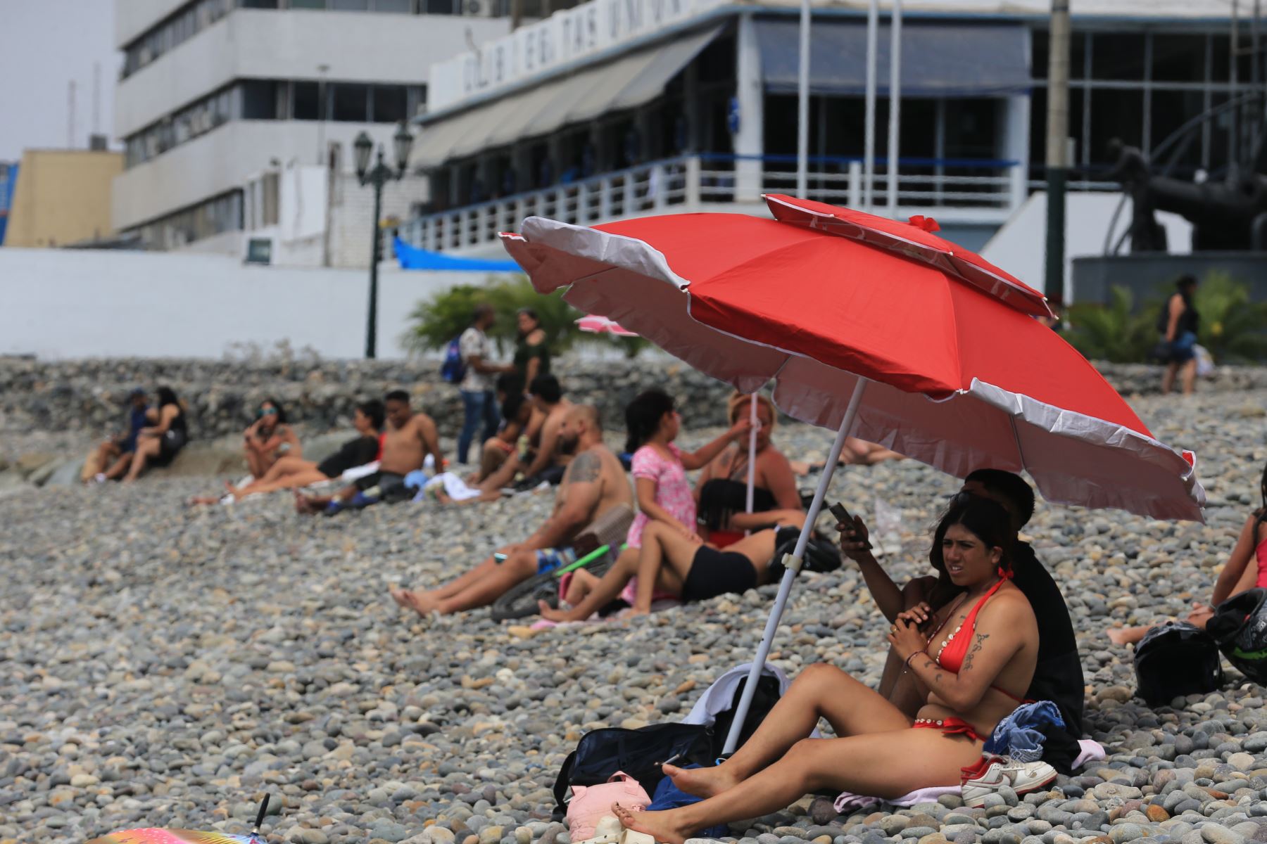 En la capital y región Callao, las temperaturas máximas oscilarán alrededor de los 25 °C, mientras que las mínimas descenderán hasta los 16 °C principalmente en los distritos alejados del mar, con mañanas frescas, propias de la temporada.
FOTO:ANDINA/Héctor Vinces