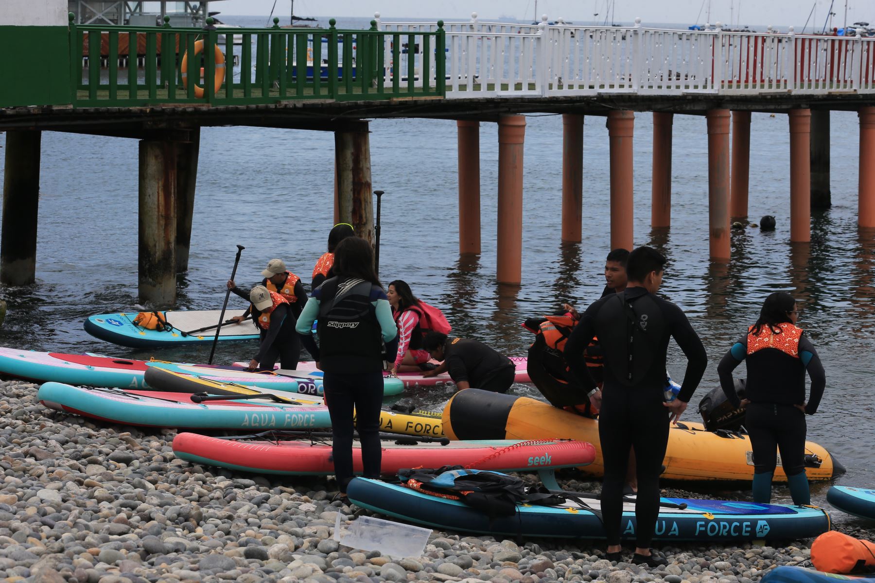 La playa es el destino ideal para miles de limeños que se preparan para recibir el Año Nuevo rodeados de arena y mar.
FOTO:ANDINA/Héctor Vinces