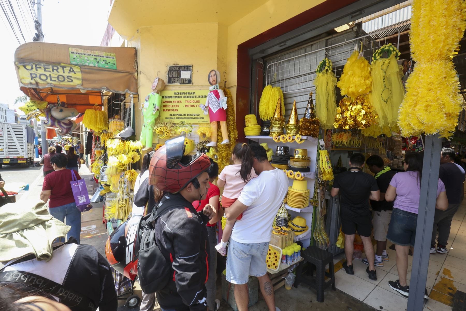 Venta de cotillón, flores, uvas y amuletos se venden al público en el Mercado Lobatón de Lince con motivo de las celebraciones del año nuevo 2026.

Foto:ANDINA / Juan Carlos Guzmán Negrini