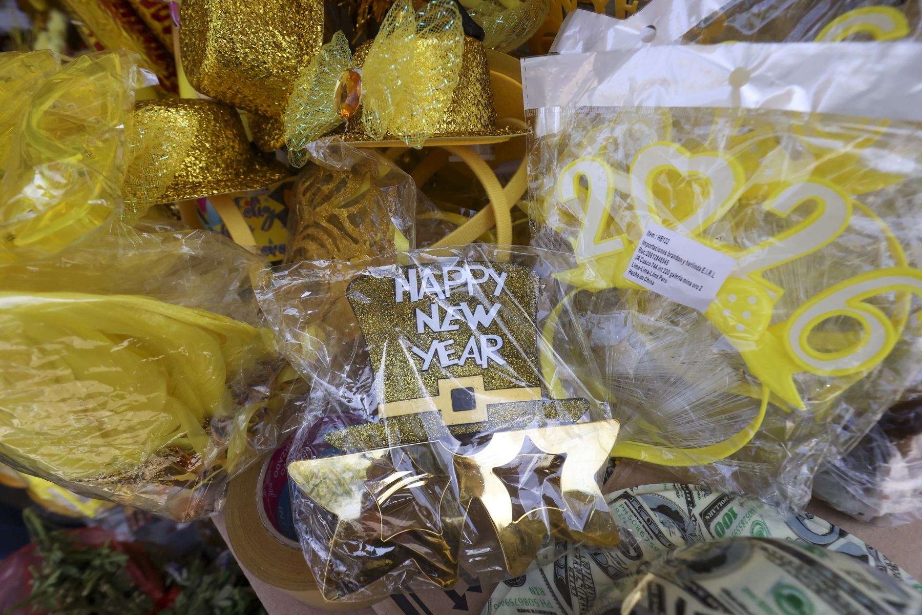 Venta de cotillón, flores, uvas y amuletos se venden al público en el Mercado Lobatón de Lince con motivo de las celebraciones del año nuevo 2026.

Foto:ANDINA / Juan Carlos Guzmán Negrini