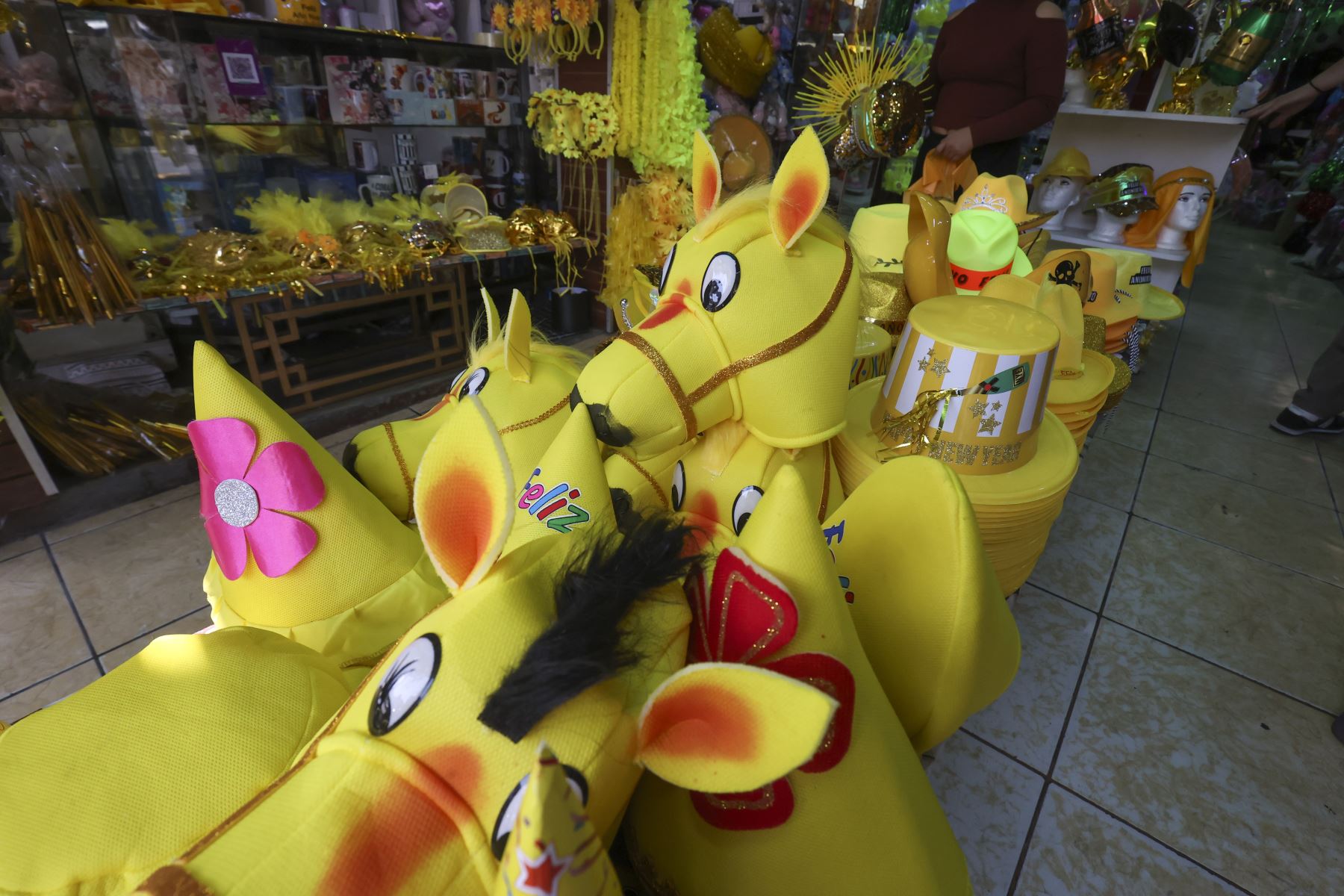 Venta de cotillón, flores, uvas y amuletos se venden al público en el Mercado Lobatón de Lince con motivo de las celebraciones del año nuevo 2026.

Foto:ANDINA / Juan Carlos Guzmán Negrini