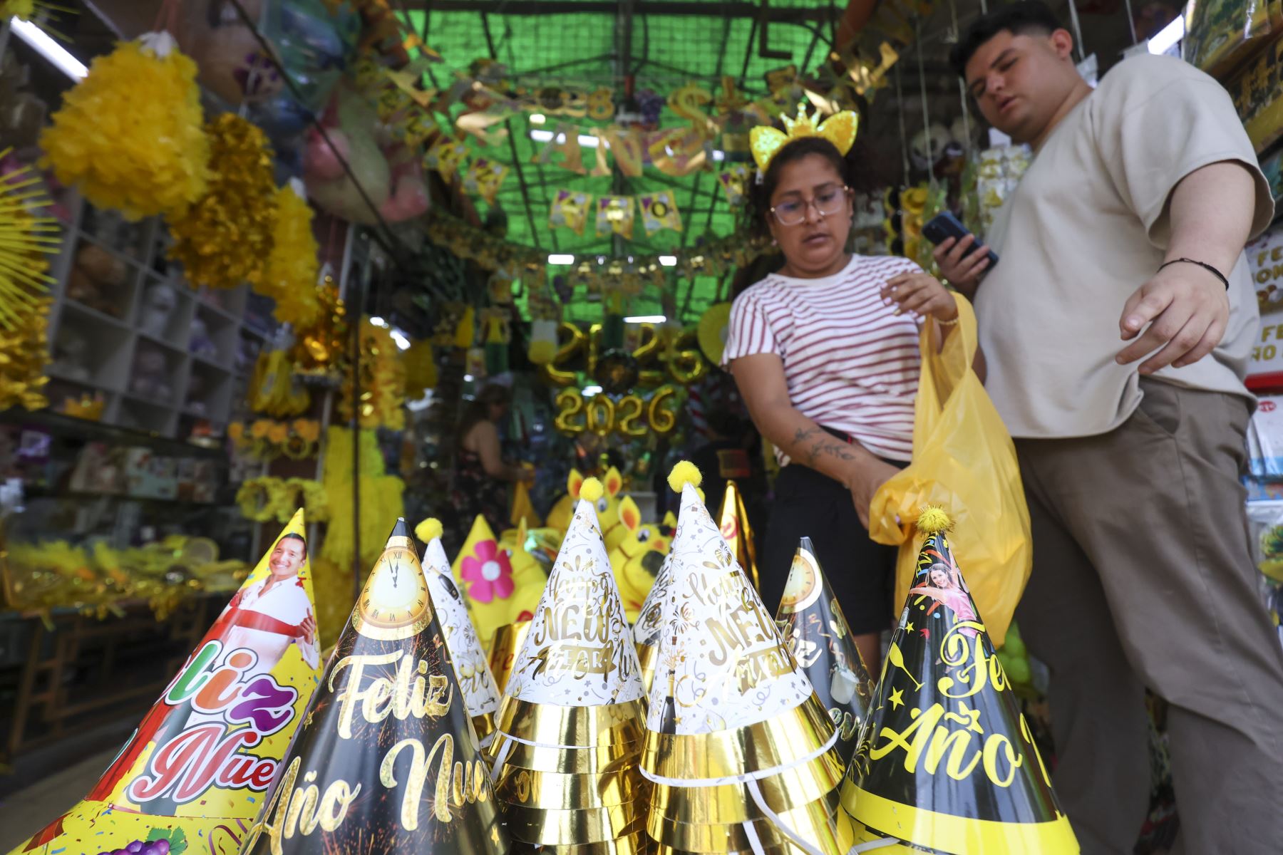 Venta de cotillón, flores, uvas y amuletos se venden al público en el Mercado Lobatón de Lince con motivo de las celebraciones del año nuevo 2026.

Foto:ANDINA / Juan Carlos Guzmán Negrini