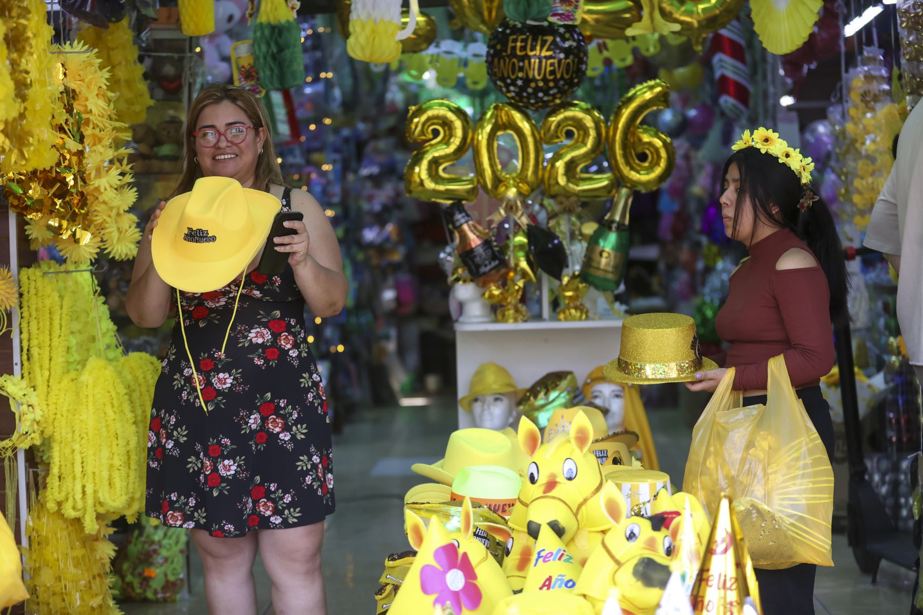 Venta de cotillón, flores, uvas y amuletos se venden al público en el Mercado Lobatón de Lince con motivo de las celebraciones del año nuevo 2026.

Foto:ANDINA / Juan Carlos Guzmán Negrini