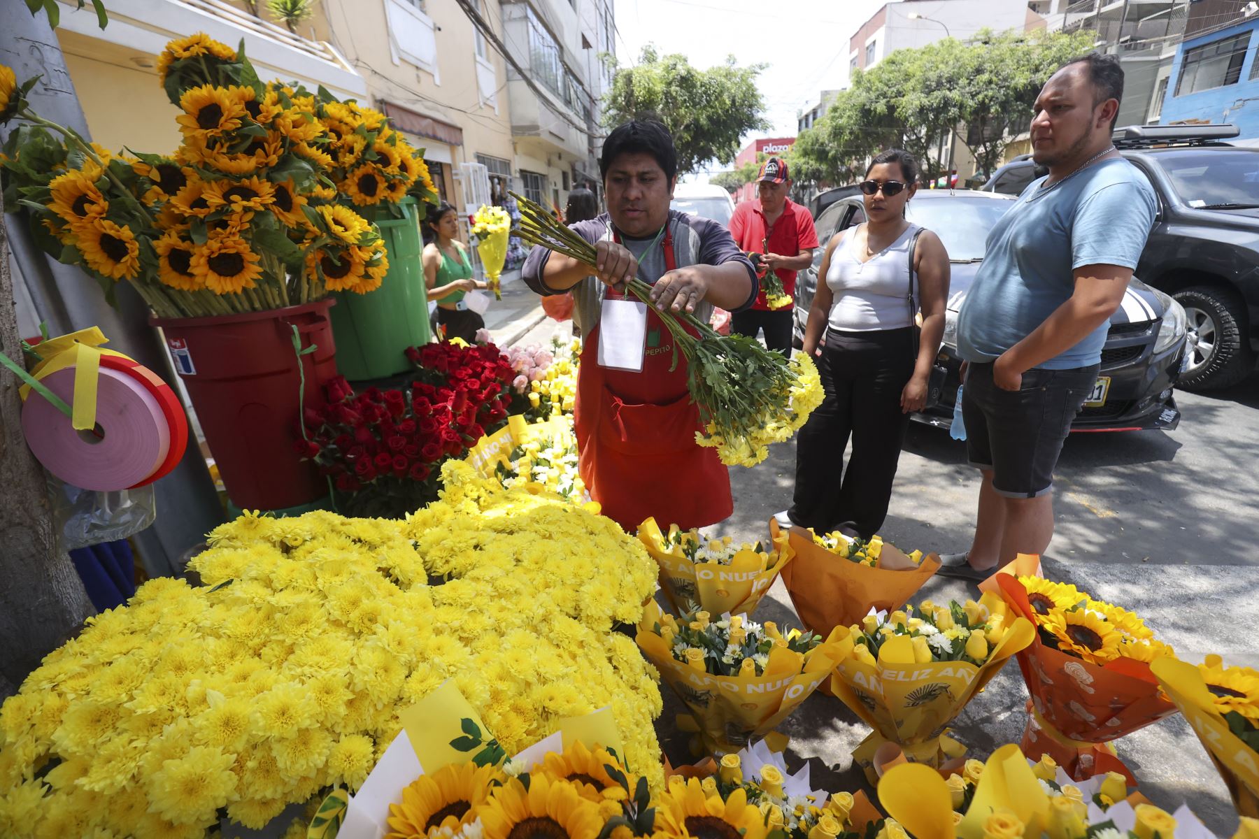 Las flores amarillas  se venden como pan caliente en los alrededores del Mercado Lobatón de Lince con motivo de las celebraciones del año nuevo 2026.

Foto:ANDINA / Juan Carlos Guzmán Negrini