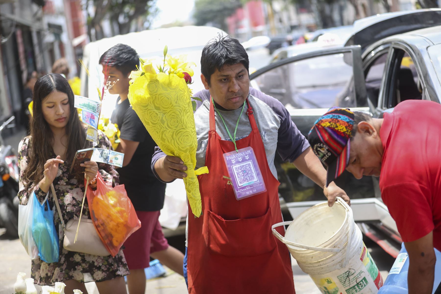 Las flores amarillas  se venden como pan caliente en los alrededores del Mercado Lobatón de Lince con motivo de las celebraciones del año nuevo 2026.

Foto:ANDINA / Juan Carlos Guzmán Negrini