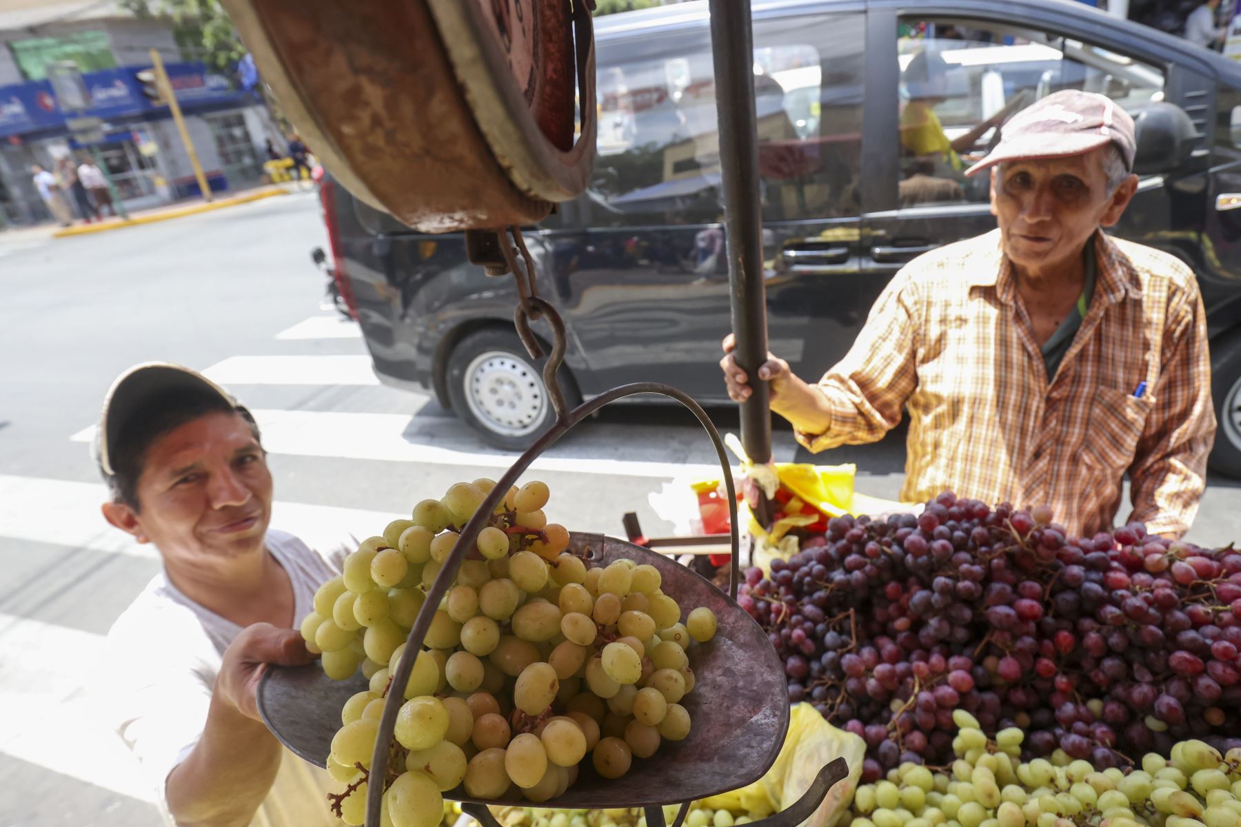 Uvas verdes y red globe son muy solicitadas por el público para atraer la buena suerte en el marco del año nuevo 2026 en Mercado Lobatón de Lince.

Foto:ANDINA / Juan Carlos Guzmán Negrini