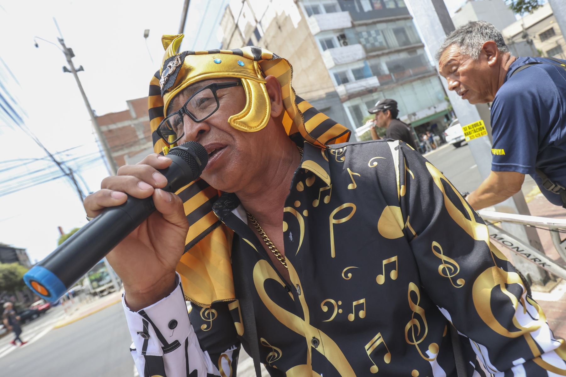 Un cantante callejero en los alrededores del Mercado Lobatón de Lince luce la corona del faraón a la espera del 2026.

Foto:ANDINA / Juan Carlos Guzmán Negrini