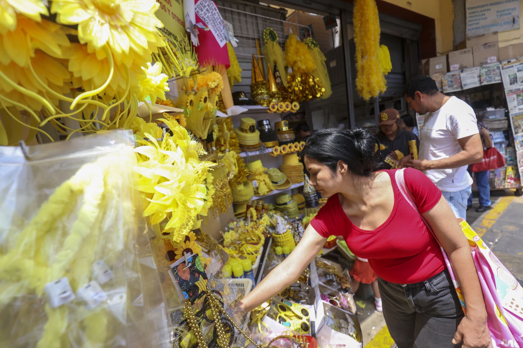Venta de cotillón, flores, uvas y amuletos se venden al público en el Mercado Lobatón de Lince con motivo de las celebraciones del año nuevo 2026.

Foto:ANDINA / Juan Carlos Guzmán Negrini
