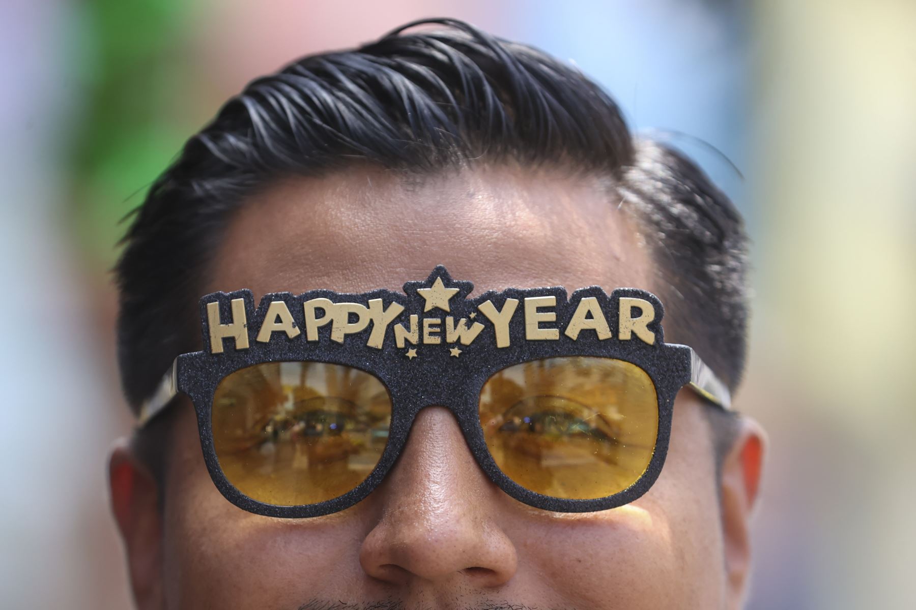 Lentes amarillos para recibir el año nuevo 2026.

Foto:ANDINA / Juan Carlos Guzmán Negrini