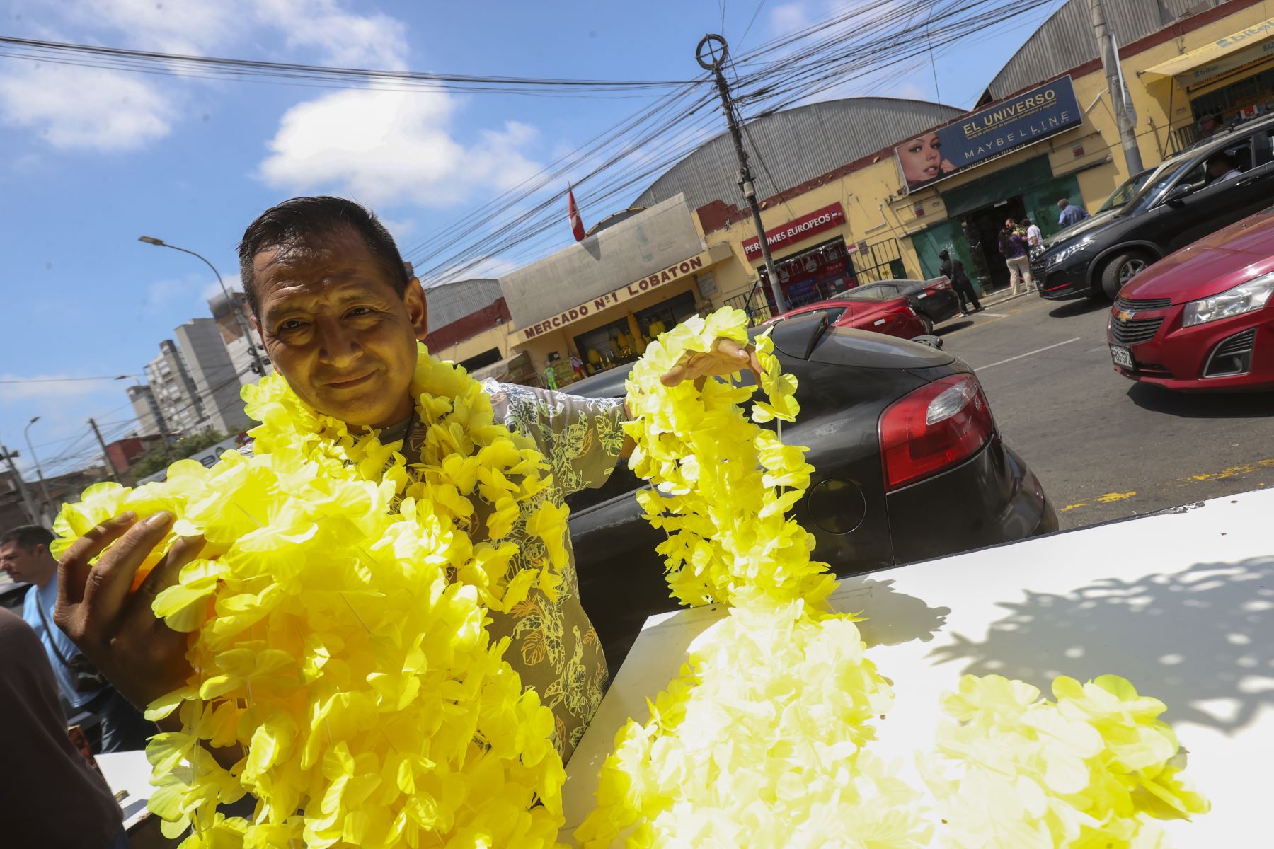 Venta de cotillón, flores, uvas y amuletos se venden al público en el Mercado Lobatón de Lince con motivo de las celebraciones del año nuevo 2026.

Foto:ANDINA / Juan Carlos Guzmán Negrini