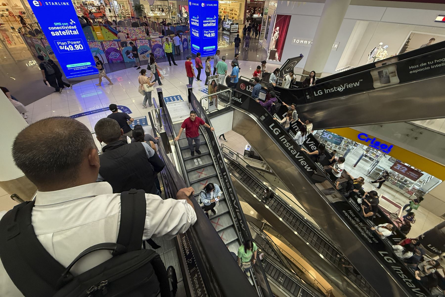 Una gran afluencia de público se vivió hoy en diversos centros comerciales de Lima. Lucieron abarrotadas por las ofertas de fin de año.

Foto:ANDINA / Juan Carlos Guzmán Negrini