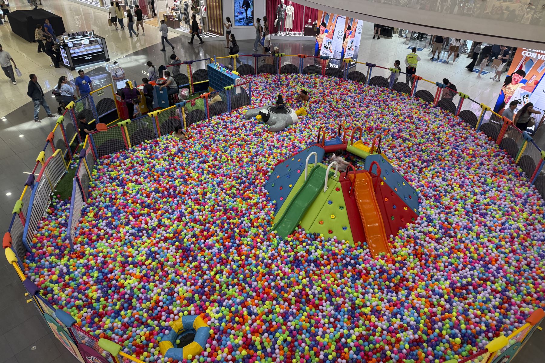 Una gran afluencia de público se vivió hoy en diversos centros comerciales de Lima. Lucieron abarrotadas por las  ofertas de fin de año.

Foto:ANDINA / Juan Carlos Guzmán Negrini