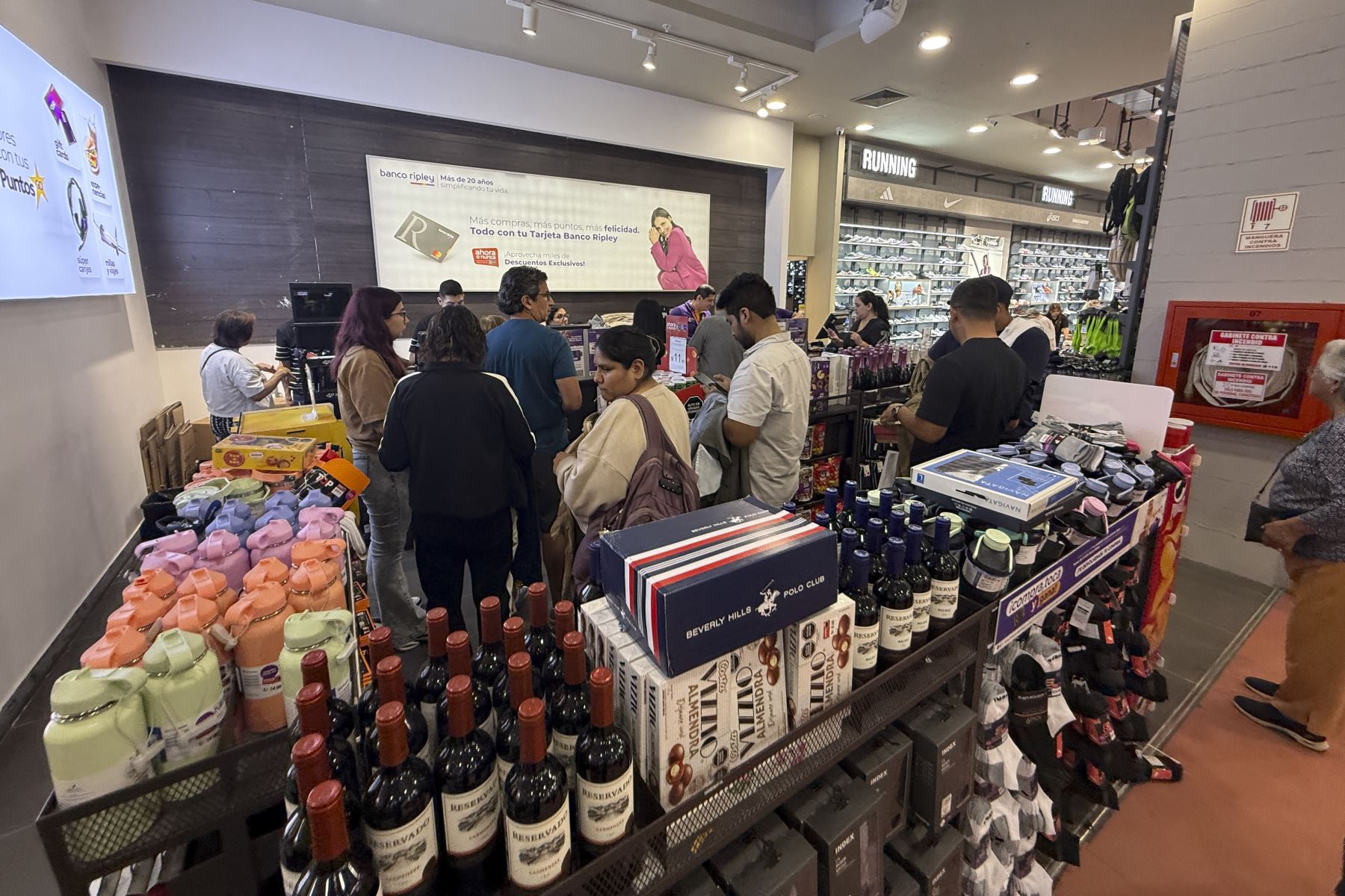 Una gran afluencia de público se vivió hoy en diversos centros comerciales de Lima. Lucieron abarrotadas por las ofertas de fin de año.

Foto:ANDINA / Juan Carlos Guzmán Negrini