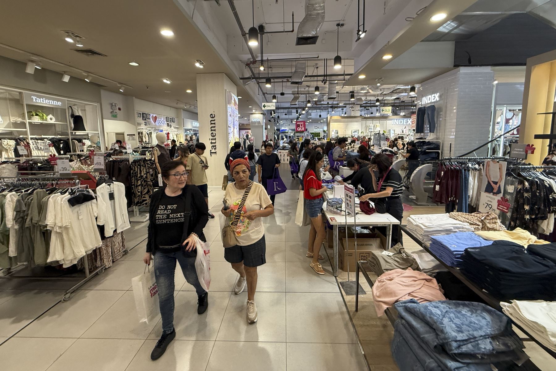 Una gran afluencia de público se vivió hoy en diversos centros comerciales de Lima. Lucieron abarrotadas por las  ofertas de fin de año.

Foto:ANDINA / Juan Carlos Guzmán Negrini