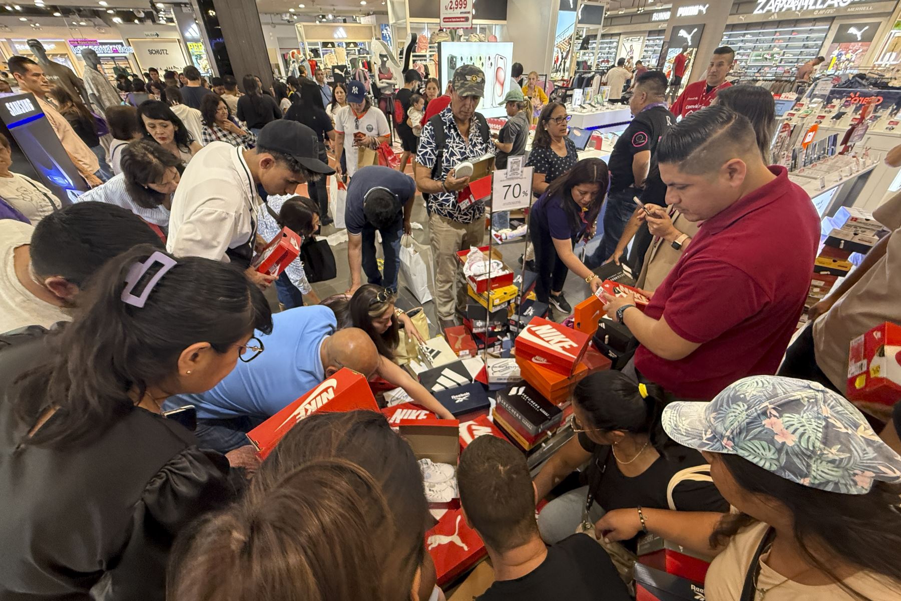 Una gran afluencia de público se vivió hoy en diversos centros comerciales de Lima. Lucieron abarrotadas por las ofertas de fin de año.

Foto:ANDINA / Juan Carlos Guzmán Negrini