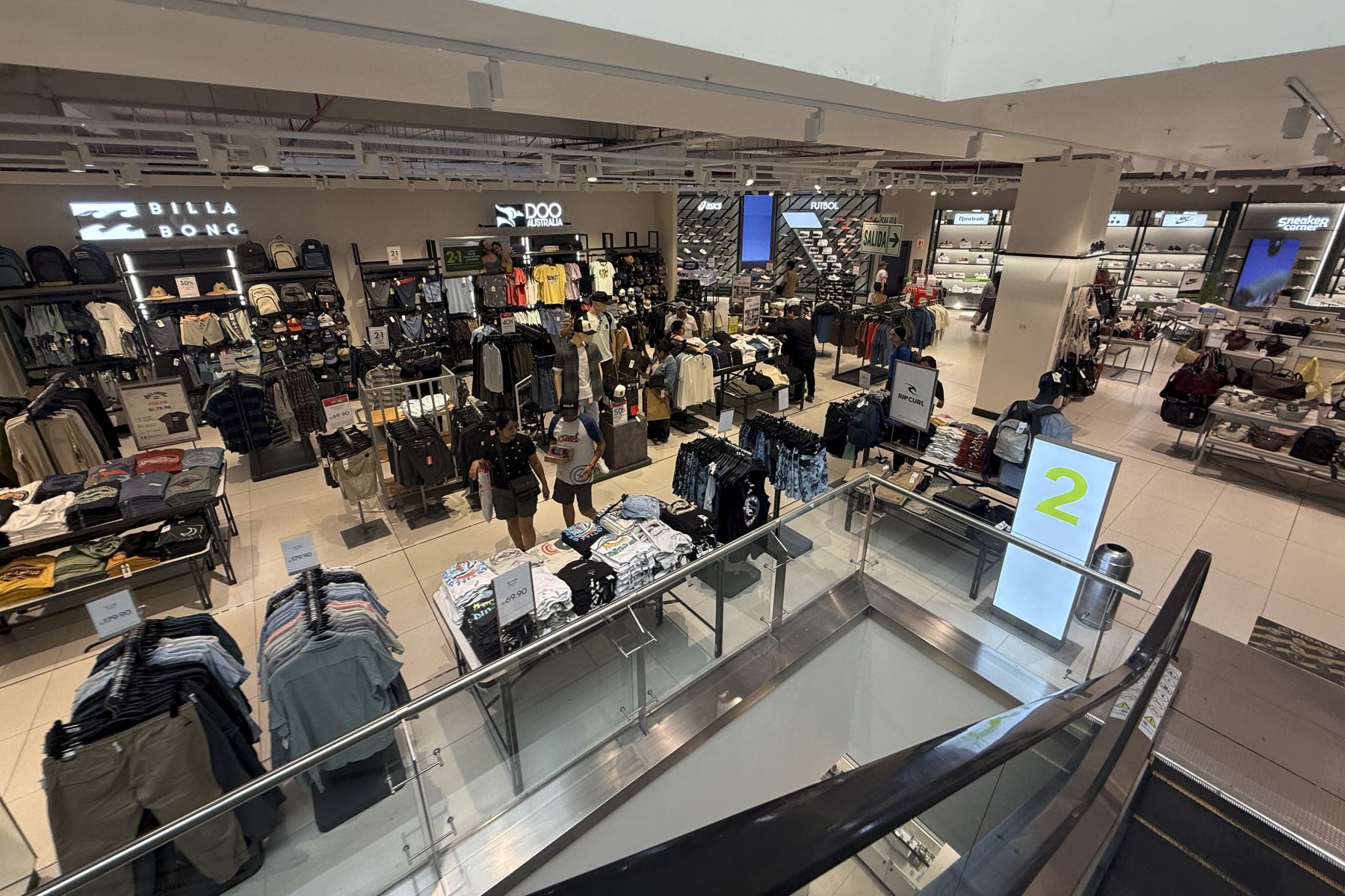 Una gran afluencia de público se vivió hoy en diversos centros comerciales de Lima. Lucieron abarrotadas por las ofertas de fin de año.

Foto:ANDINA / Juan Carlos Guzmán Negrini