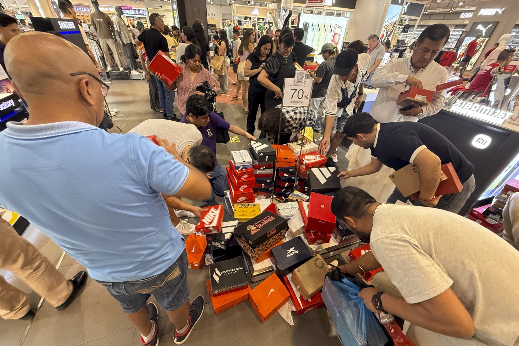 Una gran afluencia de público se vivió hoy en diversos centros comerciales de Lima. Lucieron abarrotadas por las ofertas de fin de año.

Foto:ANDINA / Juan Carlos Guzmán Negrini