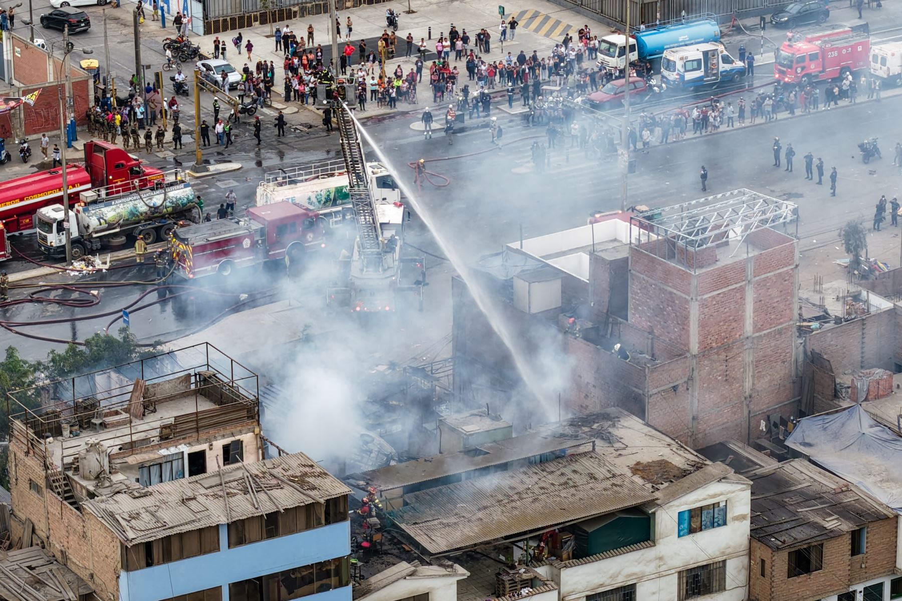 Un incendio de grandes proporciones se registró esta tarde en un almacén de pirotécnicos ubicado en la jurisdicción de Ate, a la altura de los paraderos Ate y Senati, entre las avenidas Huarochirí (Bravo Chico) y Nicolás Ayllón . Hasta el lugar llegaron 20 unidades del Cuerpo General de Bomberos Voluntarios del Perú para controlar el siniestro.
Foto: ANDINA/Ricardo Cuba