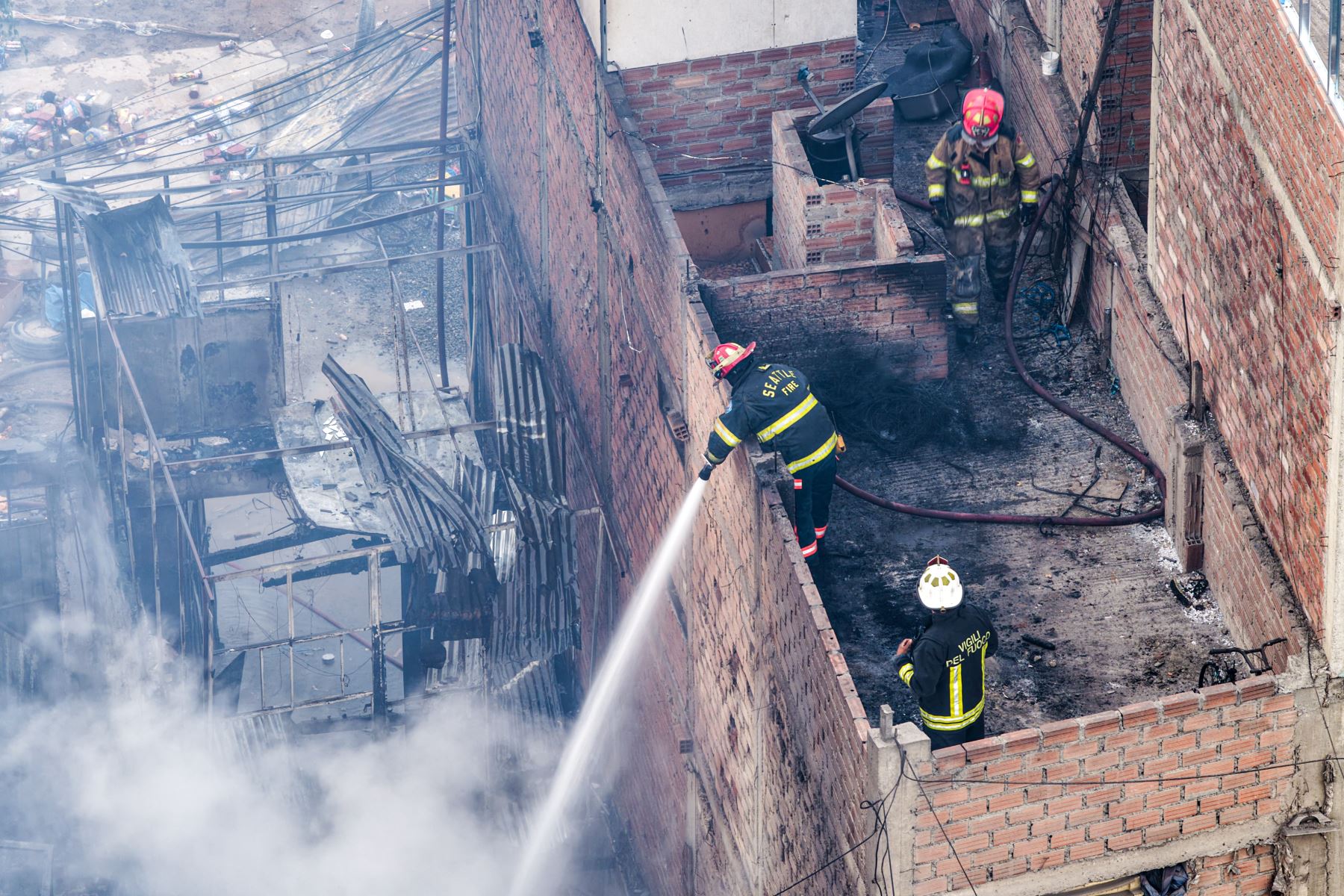 Un incendio de grandes proporciones se registró esta tarde en un almacén de pirotécnicos ubicado en la jurisdicción de Ate, a la altura de los paraderos Ate y Senati, entre las avenidas Huarochirí (Bravo Chico) y Nicolás Ayllón . Hasta el lugar llegaron 20 unidades del Cuerpo General de Bomberos Voluntarios del Perú para controlar el siniestro.
Foto: ANDINA/Ricardo Cuba