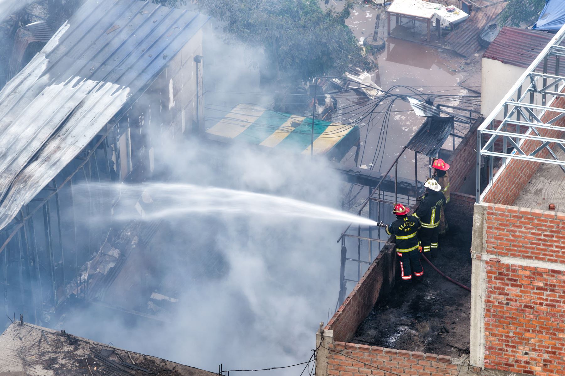 Un incendio de grandes proporciones se registró esta tarde en un almacén de pirotécnicos ubicado en la jurisdicción de Ate, a la altura de los paraderos Ate y Senati, entre las avenidas Huarochirí (Bravo Chico) y Nicolás Ayllón . Hasta el lugar llegaron 20 unidades del Cuerpo General de Bomberos Voluntarios del Perú para controlar el siniestro.
Foto: ANDINA/Ricardo Cuba