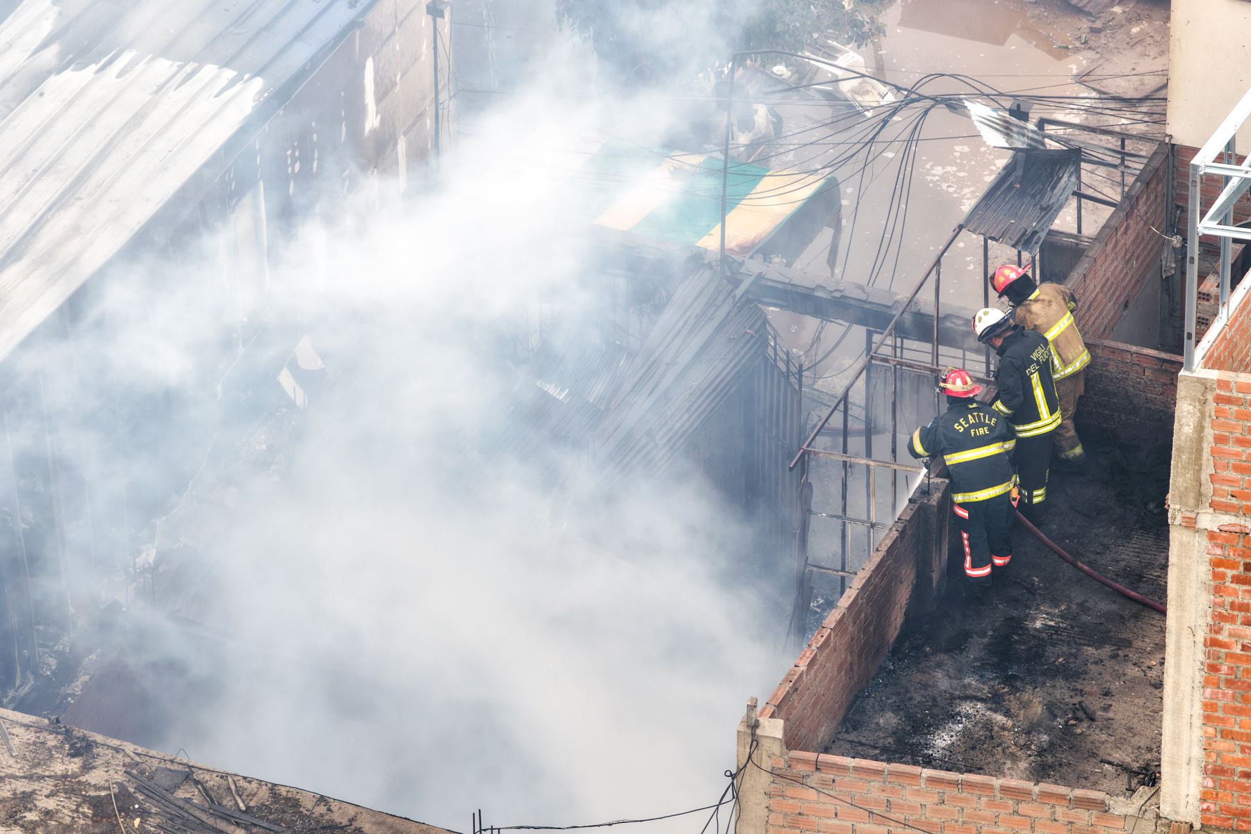 Un incendio de grandes proporciones se registró esta tarde en un almacén de pirotécnicos ubicado en la jurisdicción de Ate, a la altura de los paraderos Ate y Senati, entre las avenidas Huarochirí (Bravo Chico) y Nicolás Ayllón . Hasta el lugar llegaron 20 unidades del Cuerpo General de Bomberos Voluntarios del Perú para controlar el siniestro.
Foto: ANDINA/Ricardo Cuba