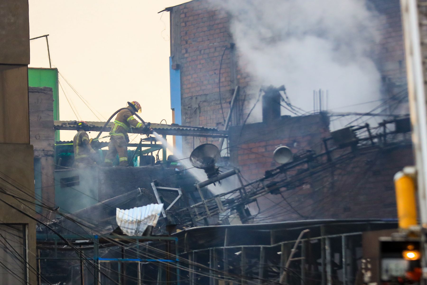 El incendio se registra en un almacén de fuegos artificiales y pone en riesgo a vecinos de Santa Anita y Ate. Una enorme columna de humo negro alarmó a los vecinos tras fuertes explosiones cerca de las avenidas Huarochirí y Nicolás Ayllón. 
Foto: ANDINA/Ricardo Cuba