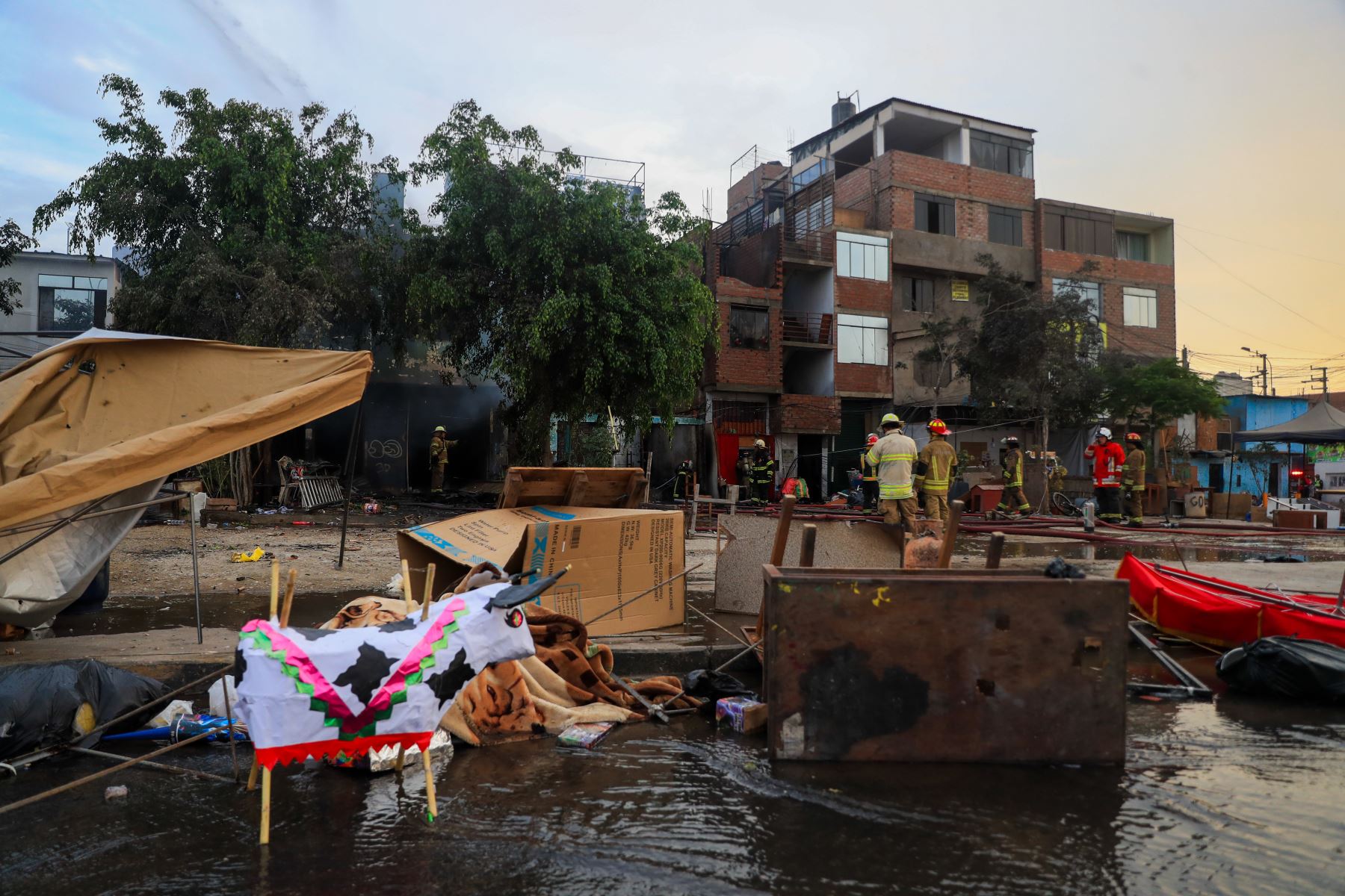 El incendio se registra en un almacén de fuegos artificiales y pone en riesgo a vecinos de Santa Anita y Ate. Una enorme columna de humo negro alarmó a los vecinos tras fuertes explosiones cerca de las avenidas Huarochirí y Nicolás Ayllón. 
Foto: ANDINA/Ricardo Cuba