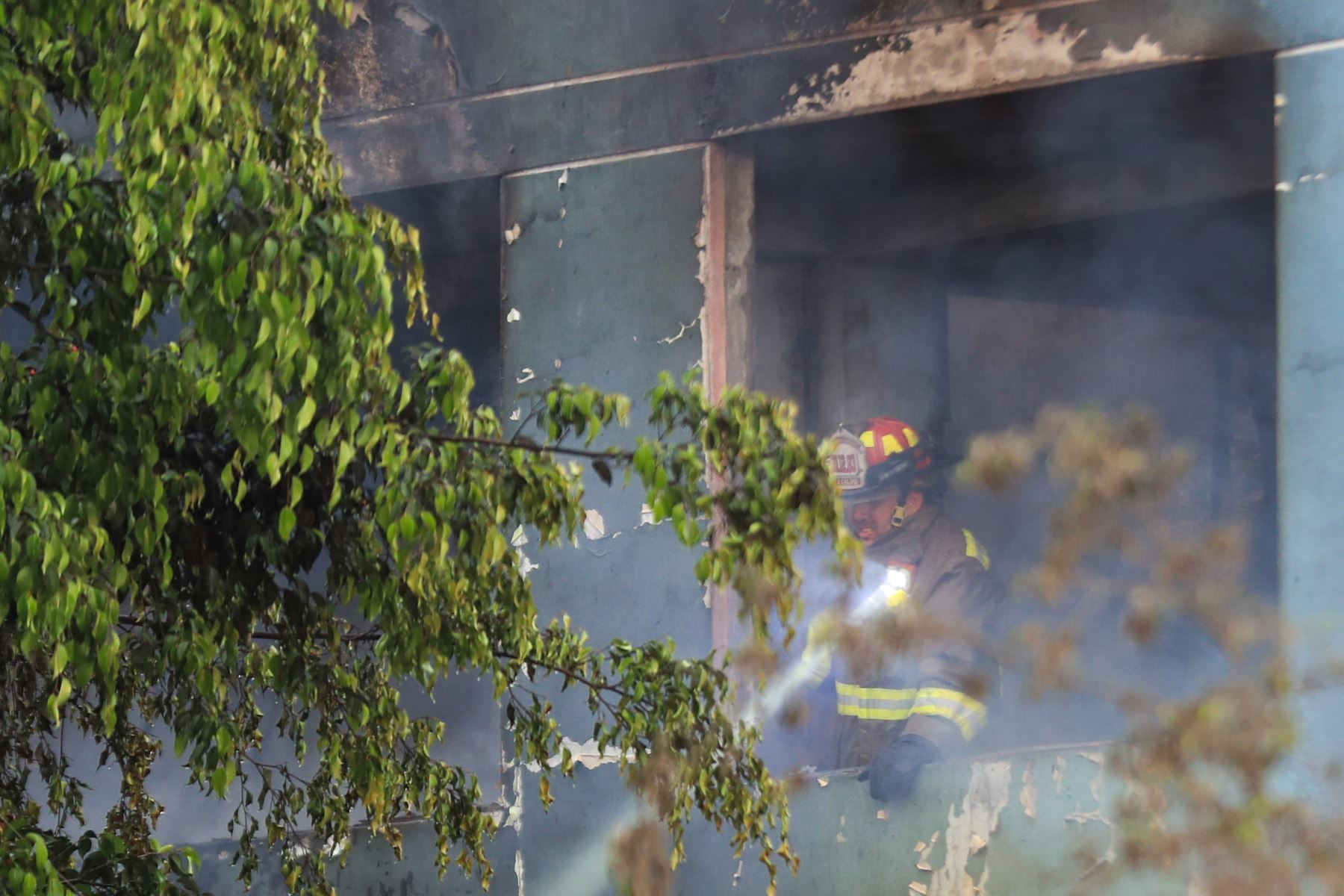 El incendio se registra en un almacén de fuegos artificiales y pone en riesgo a vecinos de Santa Anita y Ate. Una enorme columna de humo negro alarmó a los vecinos tras fuertes explosiones cerca de las avenidas Huarochirí y Nicolás Ayllón. 
Foto: ANDINA/Ricardo Cuba
