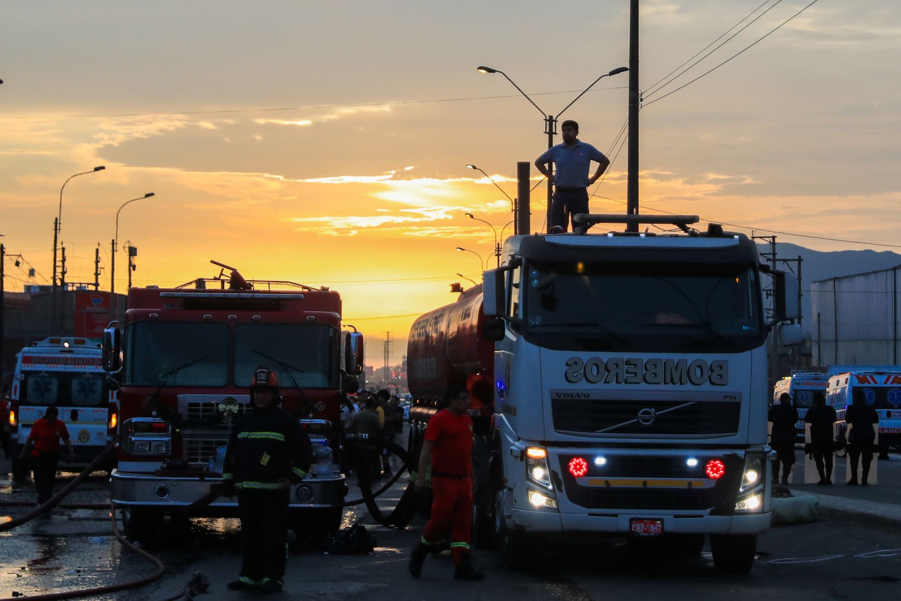 El incendio se registra en un almacén de fuegos artificiales y pone en riesgo a vecinos de Santa Anita y Ate. Una enorme columna de humo negro alarmó a los vecinos tras fuertes explosiones cerca de las avenidas Huarochirí y Nicolás Ayllón. 
Foto: ANDINA/Ricardo Cuba