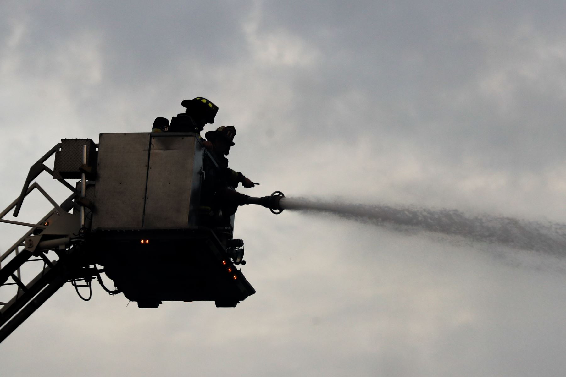 El incendio se registra en un almacén de fuegos artificiales y pone en riesgo a vecinos de Santa Anita y Ate. Una enorme columna de humo negro alarmó a los vecinos tras fuertes explosiones cerca de las avenidas Huarochirí y Nicolás Ayllón. 
Foto: ANDINA/Ricardo Cuba