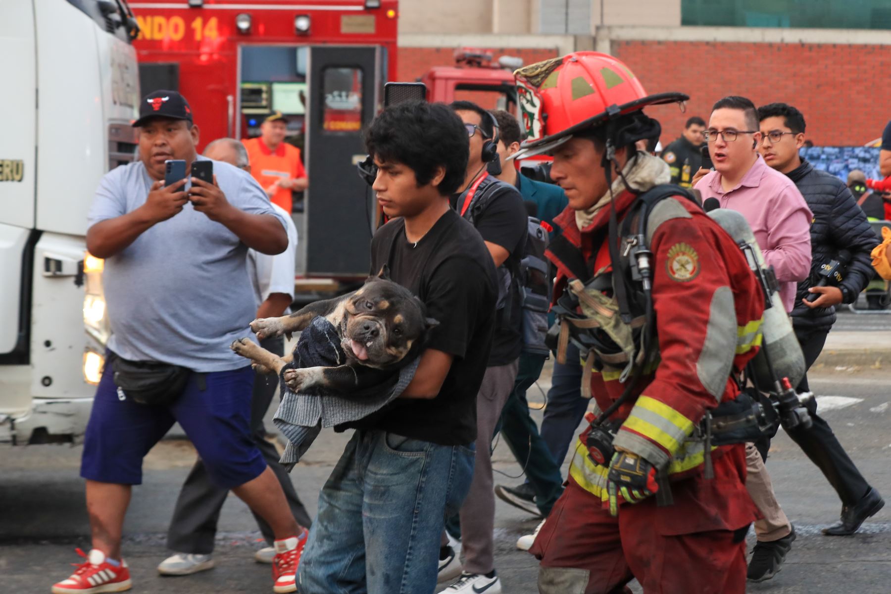 El incendio se registra en un almacén de fuegos artificiales y pone en riesgo a vecinos de Santa Anita y Ate. Una enorme columna de humo negro alarmó a los vecinos tras fuertes explosiones cerca de las avenidas Huarochirí y Nicolás Ayllón. 
Foto: ANDINA/Ricardo Cuba