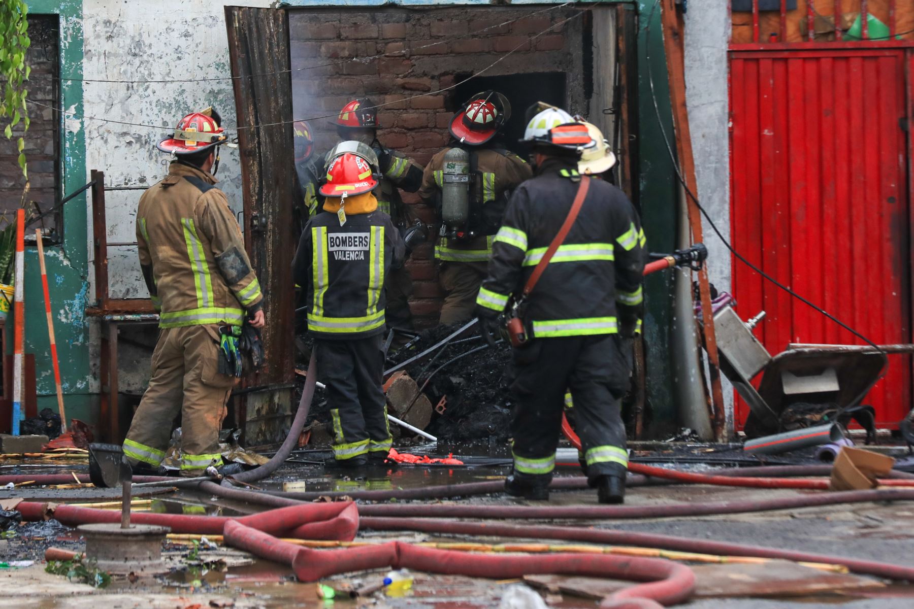El incendio se registra en un almacén de fuegos artificiales y pone en riesgo a vecinos de Santa Anita y Ate. Una enorme columna de humo negro alarmó a los vecinos tras fuertes explosiones cerca de las avenidas Huarochirí y Nicolás Ayllón. 
Foto: ANDINA/Ricardo Cuba