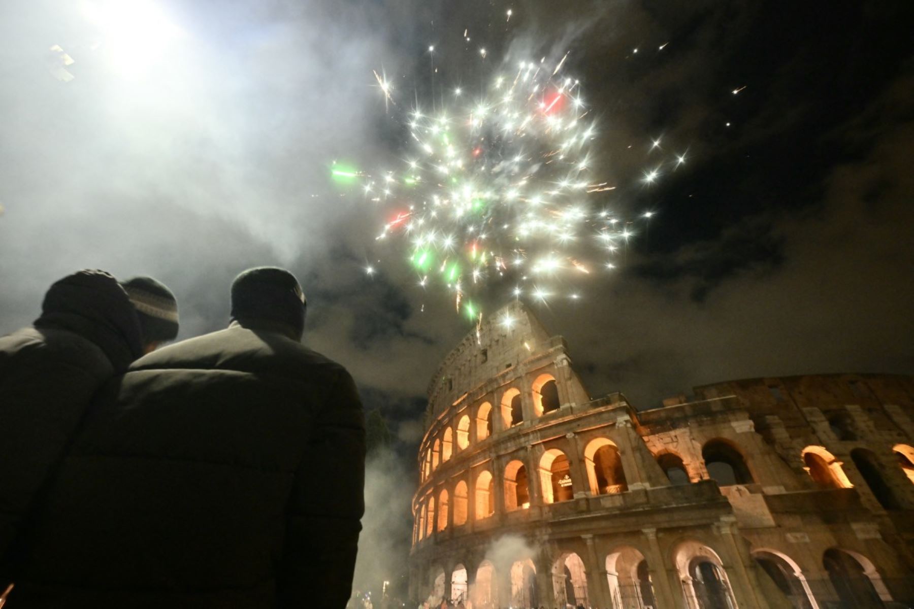 Fuegos artificiales explotan sobre el Coliseo, en el centro de Roma, durante las celebraciones de Año Nuevo el 1 de enero de 2026.
Foto: AFP