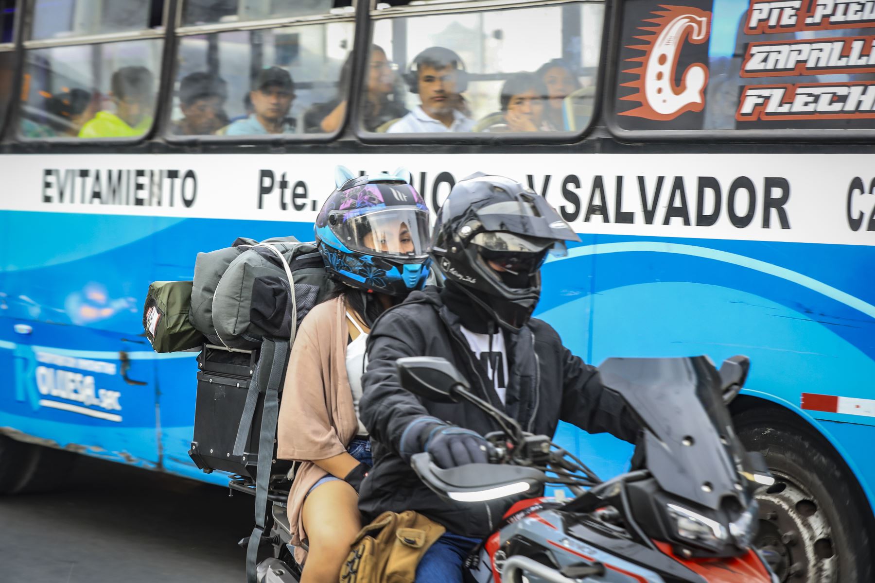 Este 31 de diciembre, decenas de personas se congregan en Atocongo a la espera de buses, autos y colectivos que los trasladen al sur de Lima, en medio de la alta demanda por viajes para pasar el Año Nuevo y las vacaciones fuera de la ciudad.
Foto: ANDINA/Ricardo Cuba